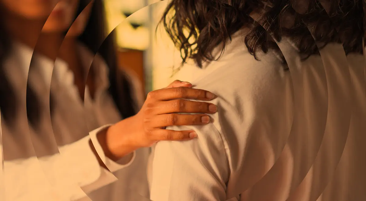 Personne recevant un massage dans un cadre professionnel.